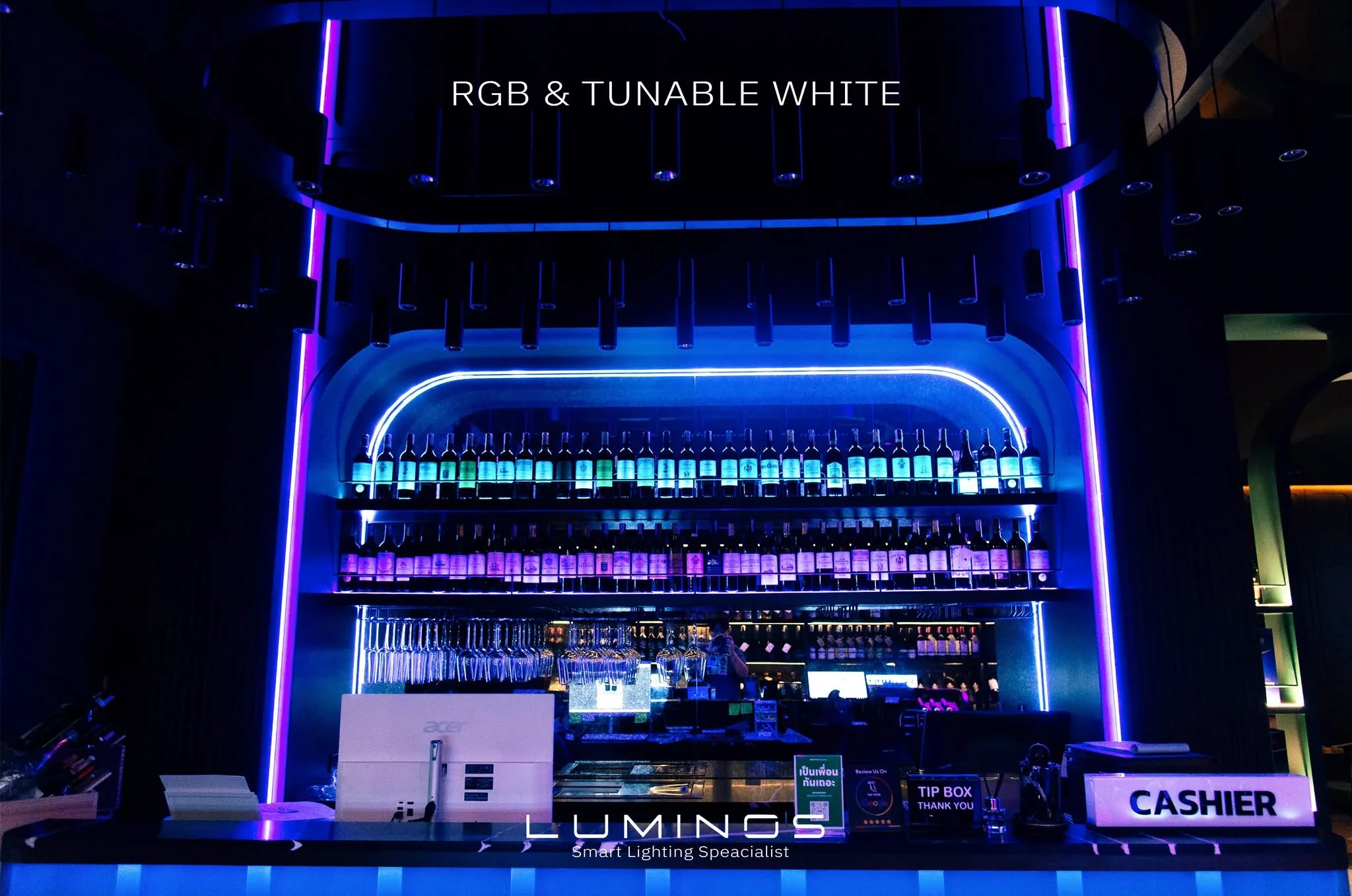 เคาน์เตอร์บาร์ที่ใช้ระบบ RGB ร่วมกับ tunable white ผนังหลังบาร์ไล่สีจากฟ้าไปม่วง